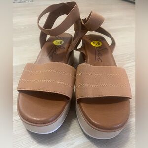 Zodiac Women's Sandals in Tan and White